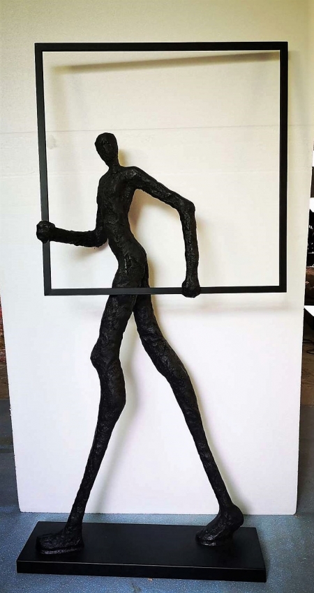 AT056A, Petite sculpture " L'HOMME AU CARRE", en résine finition black, pour l'intérieur