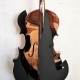 AT055, Sculpture "VIOLIN", Métal finition cuivre et noir, socle métal noir. Dimension, hauteur 173cm. 