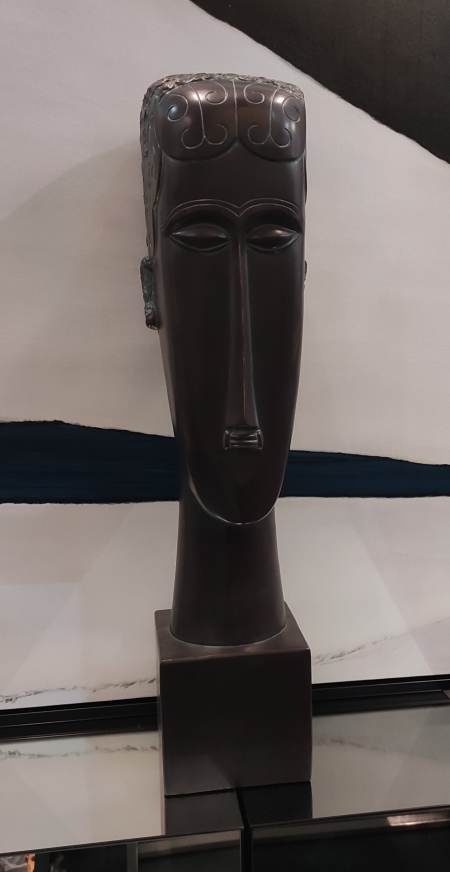 AT062B, Sculpture en résine, "Buste Modigliani", bronze,  hauteur 89cm. Collection Starsdeco.