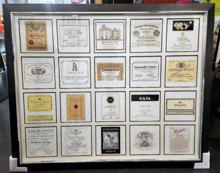 Encadrement décoratif composé de plusieurs étiquettes de grands vins et crus prestigieux, idéal pour décoration murale autour du vin
