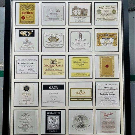 Encadrement décoratif composé de plusieurs étiquettes de grands vins et crus prestigieux, idéal pour décoration murale autour du vin