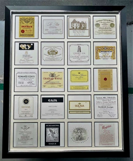 Encadrement décoratif composé de plusieurs étiquettes de grands vins et crus prestigieux, idéal pour décoration murale autour du vin